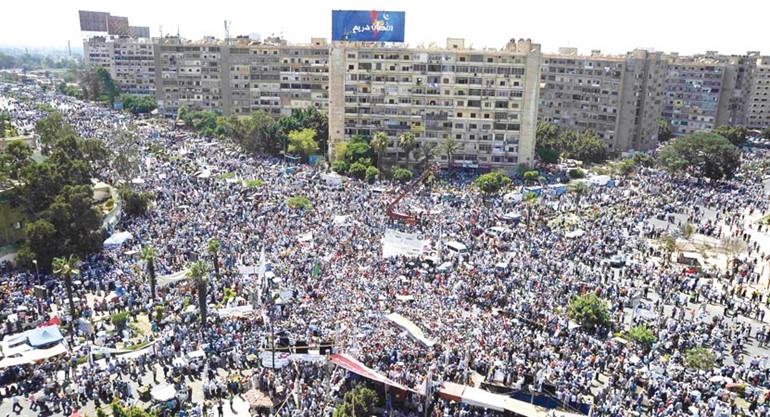 عشرات الالاف من المصريين شاركوا في مظاهرات دعم الرئيس محمد مرسي في القاهرة امس رويترز