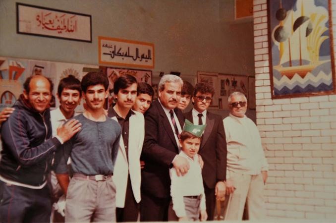 الاستاذ محمد عودة يكرم بعض الطلبة الرياضيين