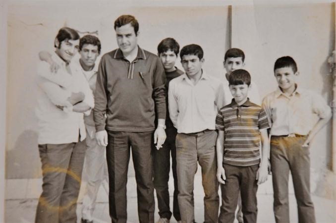 طلبة المدرسة الوطنية مع مدرسهم