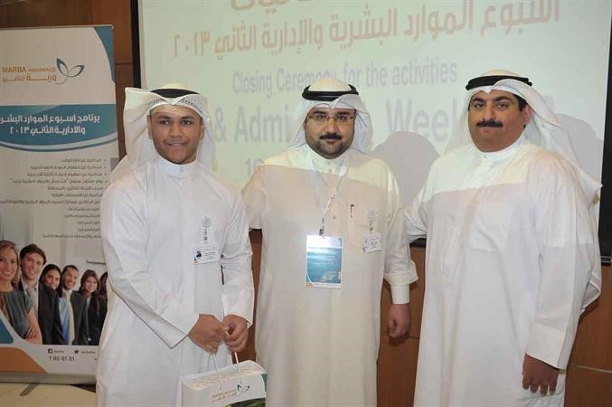 السابج ودشتي يكرمان احد موظفي الشركة﻿
