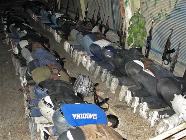 صورة وزعتها شبكة شام الاخبارية لعدد من ثوار حمص يؤدون الصلاة في مدينة حمص افپ