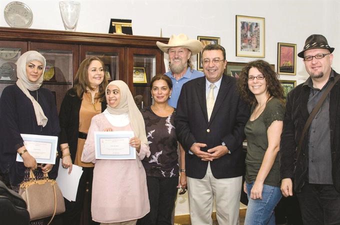 د نزار حمزة مع اساتذة وطلاب قسم الفنون والتصميم الجرافيكي﻿