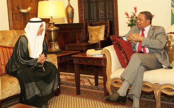 د عبد الرحمن المحيلان خلال لقائه رئيس تنزانيا جكايا مريشو
