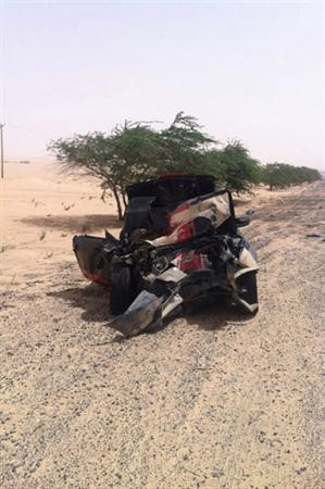 اثار الحادث على مقدمة السيارة الرياضية