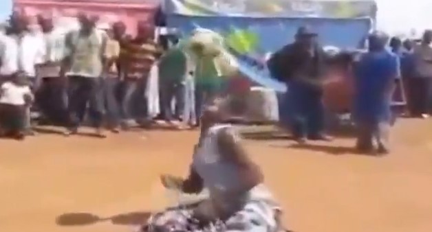 بالفيديو.. "سيدة إفريقية" تنافس ميسي ورونالدو بمهارات يعجز النجوم عن فعلها