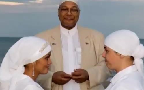 بالفيديو .. إمام أمريكي مثلي يزوج المسلمين المثليين