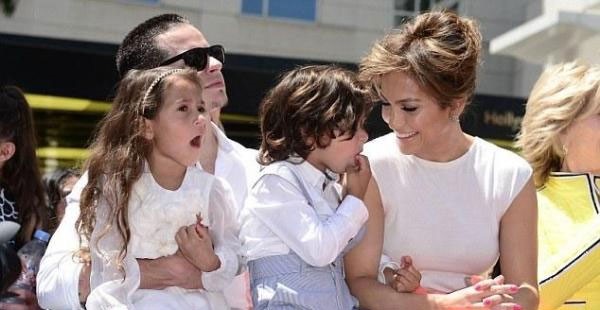 بالصور .. ابن جينيفر لوبيز يحتمي من الشمس أسفل تنورتها