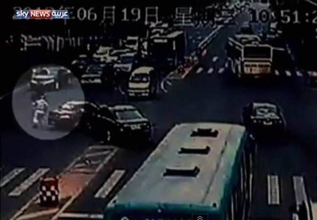بالفيديو.. كاميرات المراقبة تلتقط صينياً يطارد ابنه بطريقة «الأكشن»