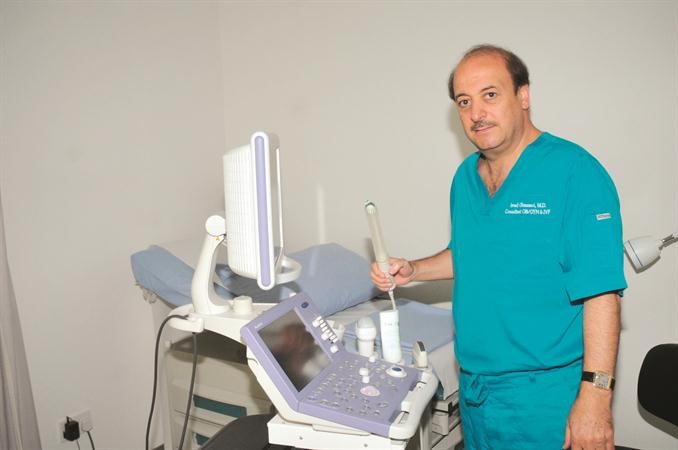 د عماد غزاوي يستعرض احد الاجهزة الحديثة