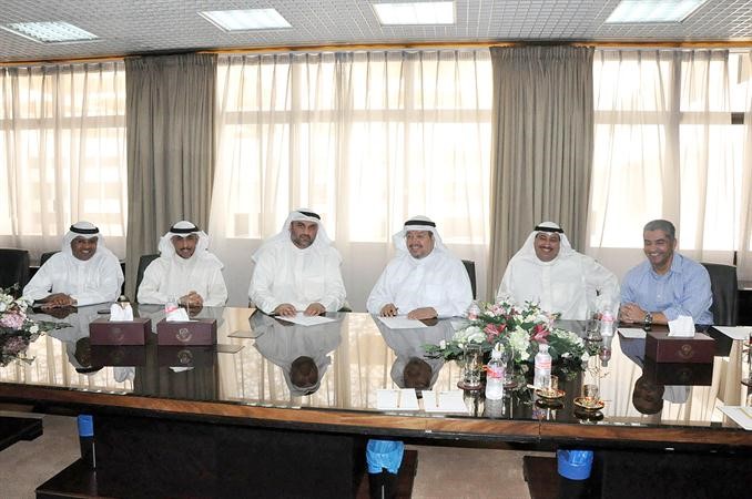 دعادل الفلاح اثناء توقيع الاتفاقية ﻿