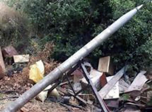 احد صاروخي الغراد اللذين عثر عليهما في الكحالة واطلقا قبل يومين محمود الطويل 