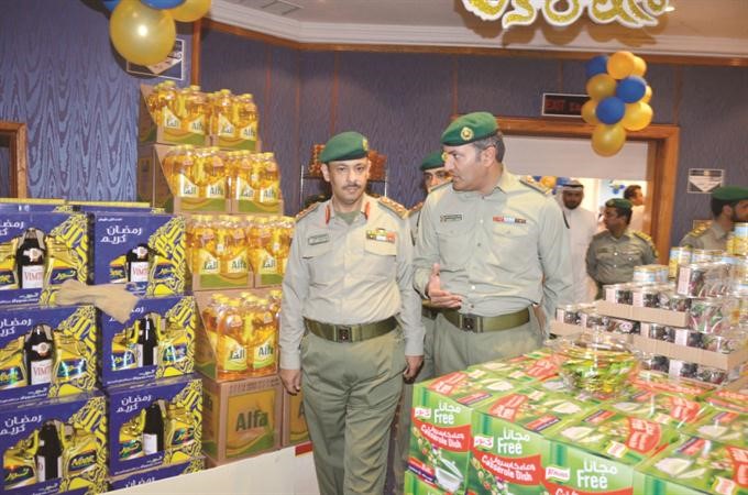 العميد محمد الفرحان خلال جولته بين السلع المعروضة
