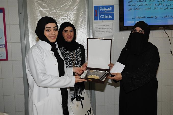 دانوار النجار ودنورية المزعل تكرمان احدى الموظفات المتميزات 