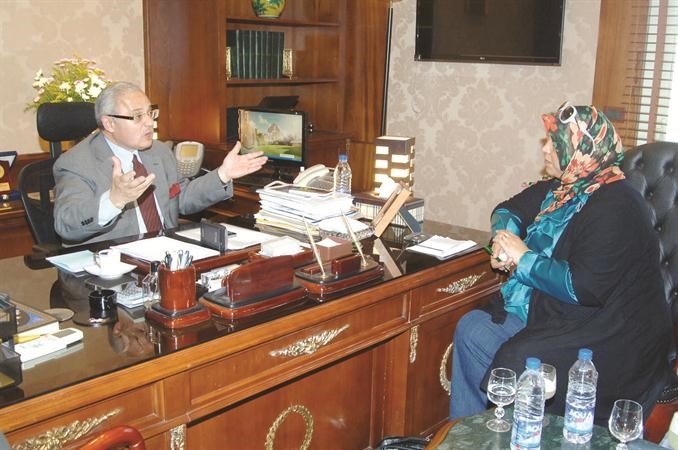  وزير السياحة المصري متحدثا للزميلة هناء السيد ناصر عبدالسيد