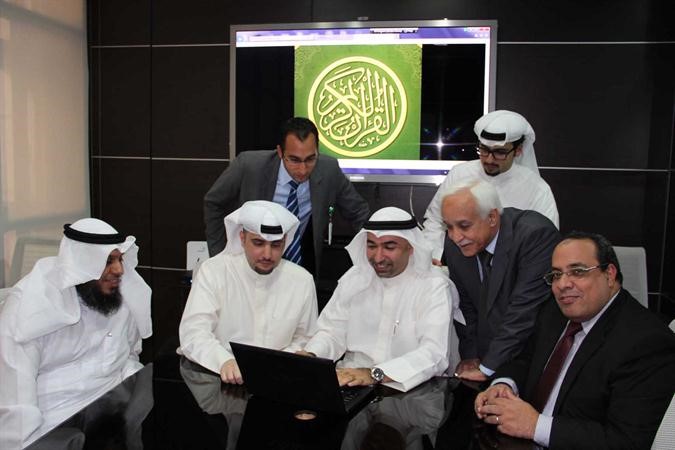المخيزيم وفريق عمل الاستراتيجية والعلاقات المؤسسية اثناء اطلاق التطبيق الجديد﻿