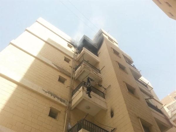 الدخان يتصاعد من الشقة في حريق ابوحليفة ﻿