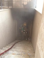 رجل اطفاء بعد السيطرة على حريق سرداب البناية في السالمية ﻿