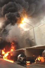 السنة اللهب امتدت نحو 4 امتار من حريق المركبتين