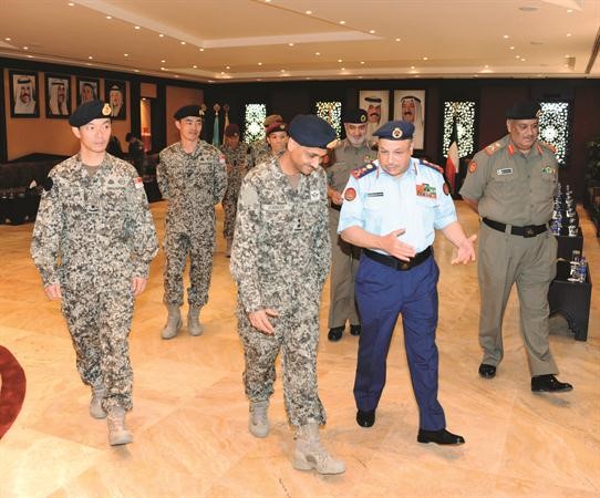 الفريق الركن الشيخ خالد الجراح خلال لقائه قائد القوات البرية السنغافوري﻿