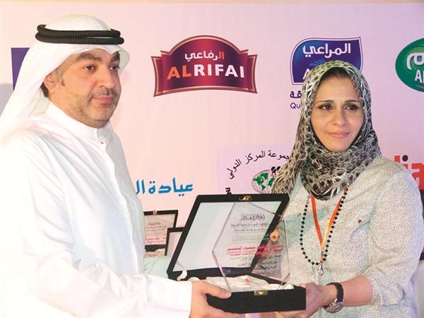 داليا وفائي تسلم جاسم الشميس درعا تكريمية