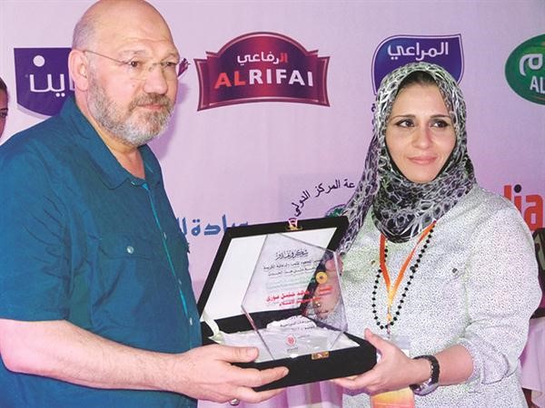 خالد فوزي يتسلم درع تكريم هدى الصالح