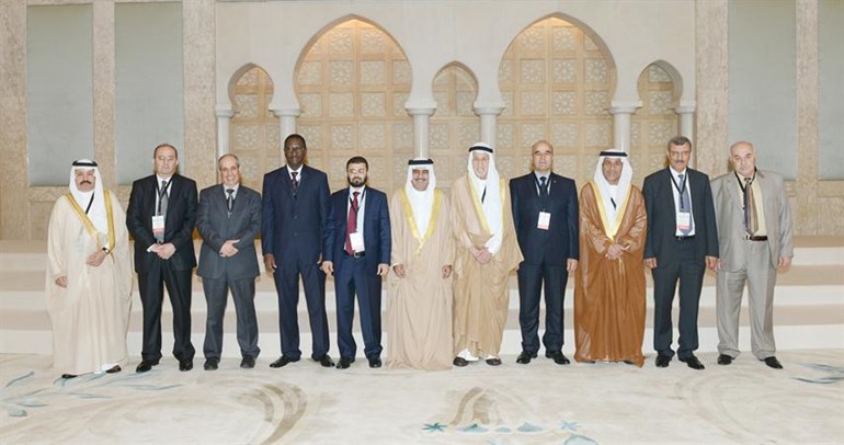 عبدالعزيز العدساني متوسطا اعضاء المجلس التنفيذي