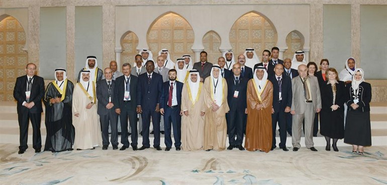 رئيس ديوان المحاسبة متوسطا اعضاء الوفود المشاركة في الارابوساي