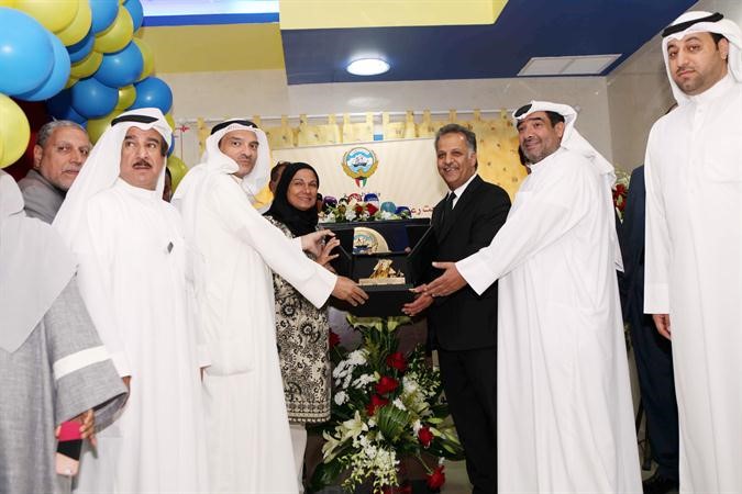 دمحمد الهيفي يكرم المتبرعة الجيران