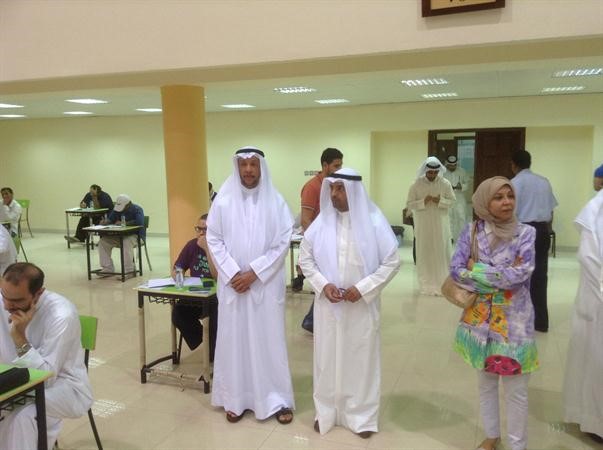 دالحجرف والوتيد خلال الجولة على احدى اللجان في احمد بشر الرومي