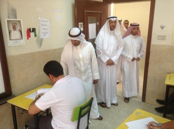 دالحجرف يلقي نظرة على ورقة الاختبار