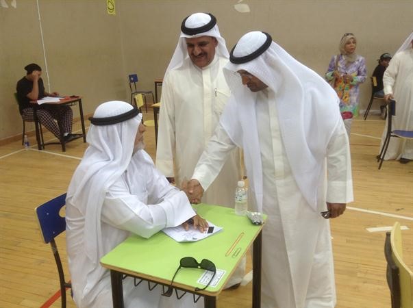الوزير الحجرف يصافحالطالب السبعيني والادوية امامه خلال الاختبار