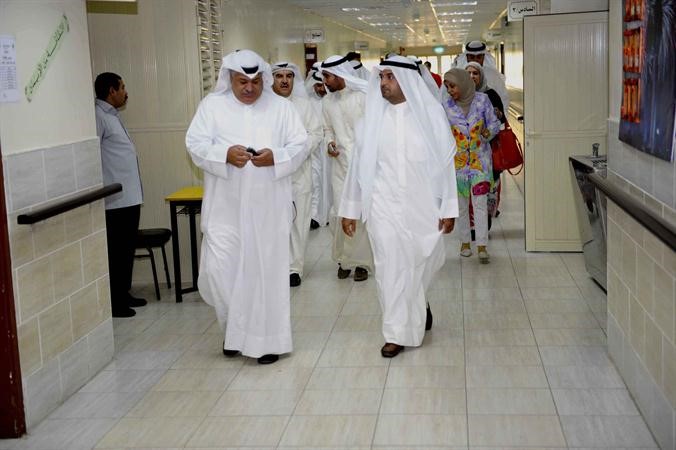 د نايف الحجرف خلال جولته مع عدد من قيادات وزارة التربية على لجان اختبارات الصف الثاني عشر