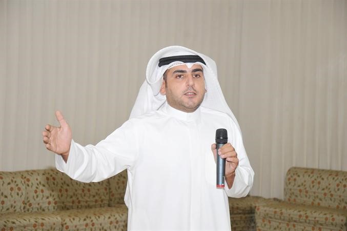 دعبدالكريم عبدالله الكندري متحدثا الى اعضاء لجانه الانتخابية محمد خلوصي