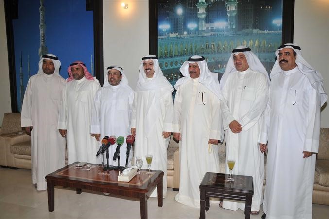 الراشد متوسطا العرف والشمري والهرشاني والمري والفيلكاوي والنجادة خلال مادبة الغداء محمد خلوصي