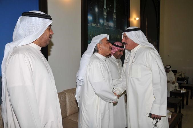 المعيوف مصافحا دشتي