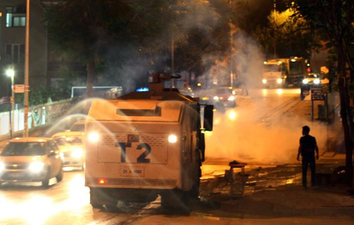 شرطة مكافحة الشغب تستخدم الماء لتفريق متظاهرين في انقرة ليل امس الاول 	 افپ﻿