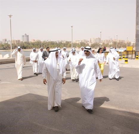  الشيخ احمد مشعل الاحمد ودنبيل اللوغاني اثناء جولتهما في المركز 