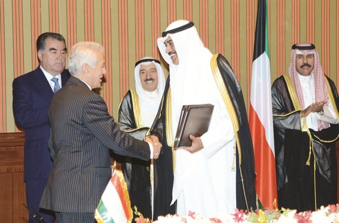 توقيع احدى الاتفاقيات بحضور صاحب السمو الامير الشيخ صباح الاحمد والرئيس الطاجيكي امام علي رحمان وسمو ولي العهد الشيخ نواف الاحمد