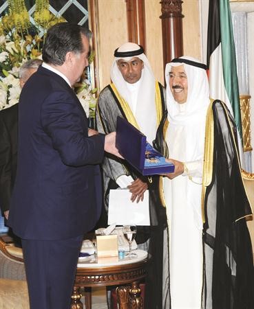 صاحب السمو يتسلم وسام اسماعيل ساماني من الدرجة الاولى من امام علي رحمان﻿