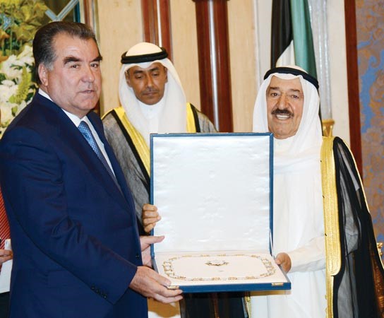 صاحب السمو الامير الشيخ صباح الاحمد يمنح الرئيس الطاجيكستاني امام علي رحمان قلادة مبارك الكبير