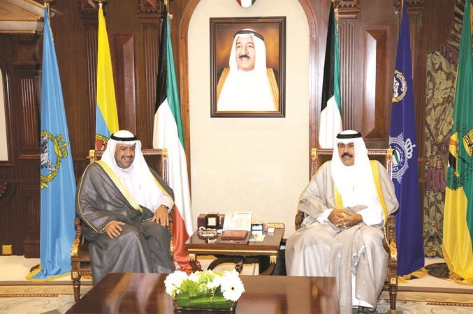 سمو ولي العهد خلال لقائه الشيخ احمد الفهد﻿