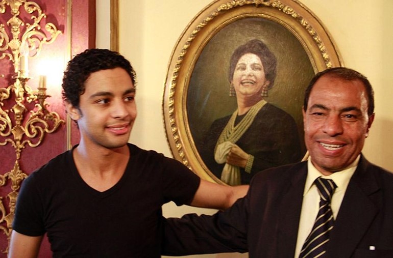 بالفيديو والصور.. أحمد جمال يعود إلى مصر نجماً محمولاً على الأكتاف