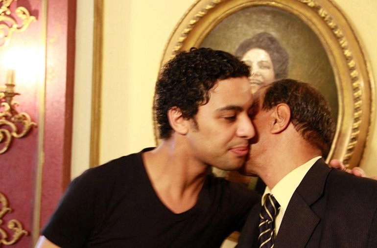 بالفيديو والصور.. أحمد جمال يعود إلى مصر نجماً محمولاً على الأكتاف