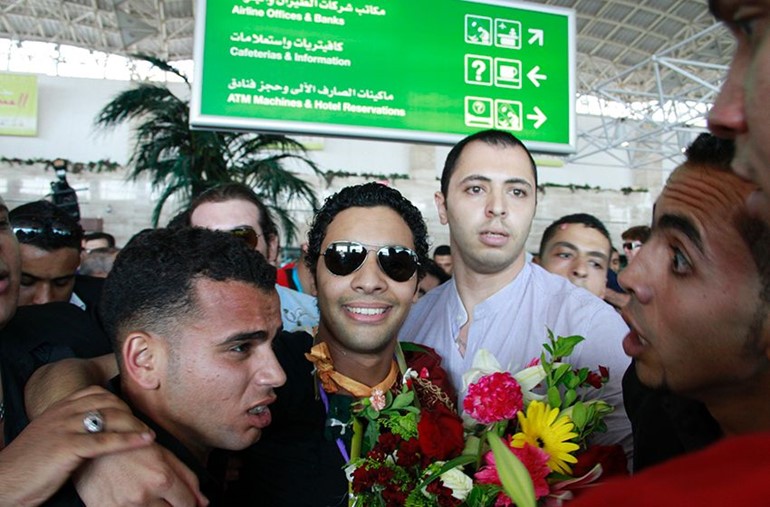 بالفيديو والصور.. أحمد جمال يعود إلى مصر نجماً محمولاً على الأكتاف