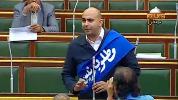 بالفيديو.. طرد نائب مصري يرتدي وشاحاً مكتوباً عليه " مطلوب رئيس جديد "