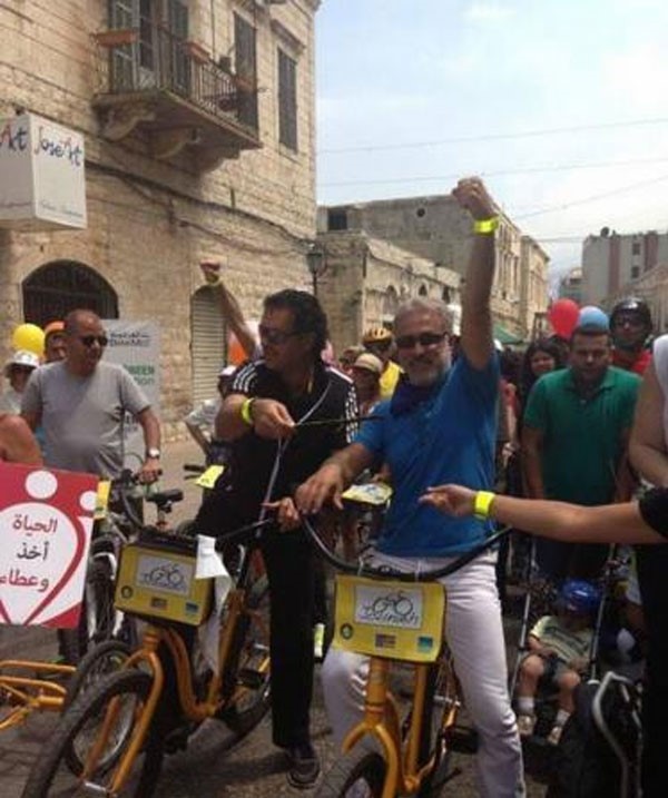 بالصور.. راغب علامة صديق للبيئة بالدراجة الهوائية