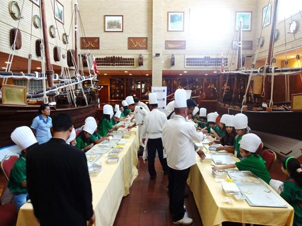 صغار لوياك يشاركون بتقطيع عجينة الكوكيز﻿