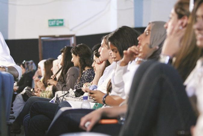 متابعة من الحضور للبرنامج