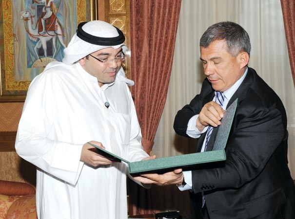 رئيس تتارستان يهدي رئيس التحرير الزميل يوسف خالد المرزوق هدية تذكاريةمتين غوزال