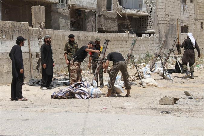 مقاتلو الجيش الحر يجهزون مدافع الهاون في سيدي مقداد بضواحي دمشق امس الاول رويترز 